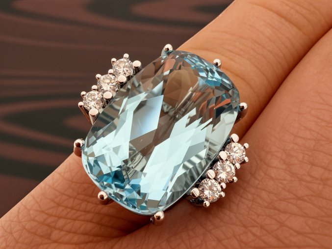 Zlatý Prsten s Krásným Akvamarínem a Diamanty