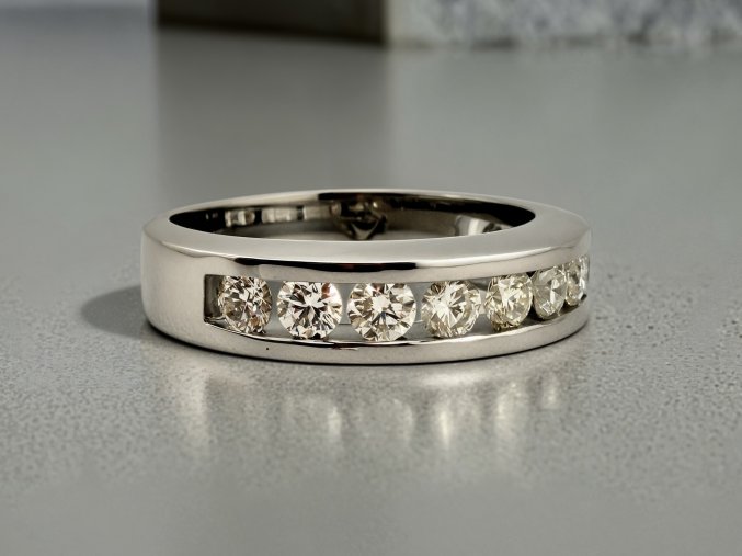 Zlatý Masivnější Snubní Prsten s Diamanty