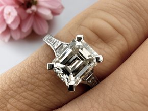 Londýnský Vintage Zásnubní Prsten s Dvoukarátovým Diamantem