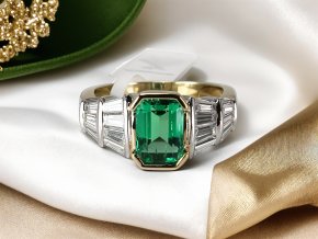 Zlatý Prsten s Vynikajícím Smaragdem a Diamanty