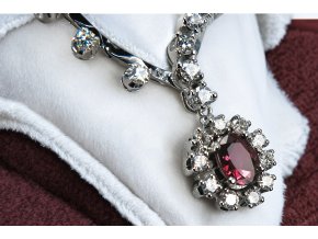 Zlatý Náhrdelník s Diamanty a Rubínem