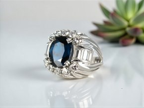 Zlatý Prsten s Neupraveným Safírem a Diamanty