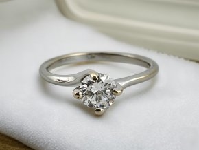Zásnubní Prsten s Vynikajícím Diamantem