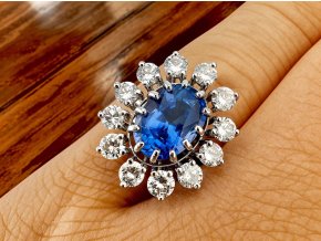 Luxusní Zlatý Prsten s Neurpaveným Safírem a Topovými Diamanty