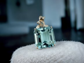 Zlatý Přívěsek s Výrazným Akvamarínem a Diamanty