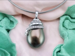Luxusní Zlatý Přívěsek s Mimořádnou Tahitskou Perlou a Diamanty