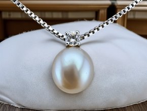 Zlatý Náhrdelník s Diamantem a Perlou