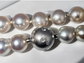 Perlový Akoya Náhrdelník s Platinovou Sponou s Diamanty