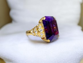 Masivní Zlatý Prsten s Top Ametystem a Diamanty