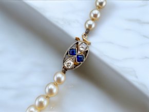 Art Deco Perlový Náhrdelník se Zlatým Zapínáním se Safíry a Diamanty