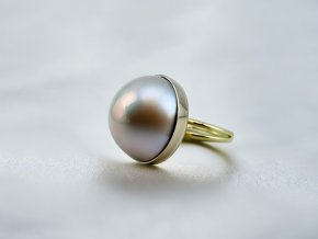Zlatý Prsten s Vynikající Mořskou Mabé Perlou