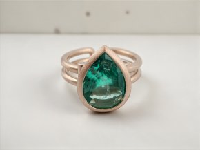 Designový Zlatý Prsten s Neupraveným Kolumbijským Smaragdem a Diamanty