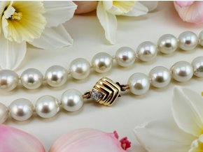 Dlouhý Perlový Náhrdelník se Zlatou Sponou s Diamantem