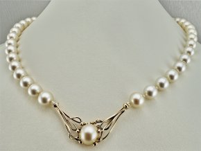 Designový Perlový Náhrdelník se Zlatou Sponou