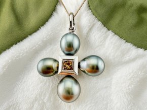 Fantastický Křížek s Tahitskými Perlami a Hnědým Diamantem