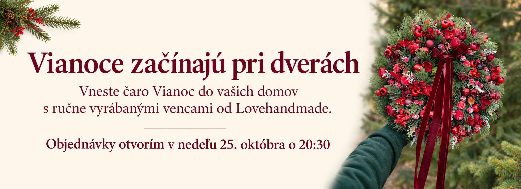 Vianočný veniec Lovehandmade v burgundy a červených tónoch so zamatovou stuhou.