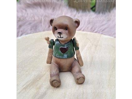 macko sediaci zelene tricko