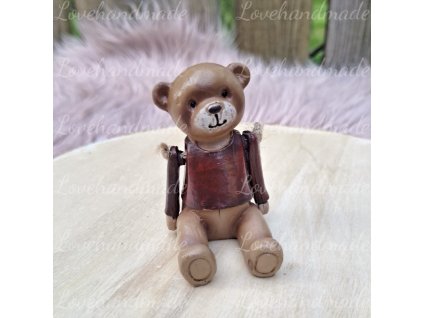 macko sediaci cervene tricko 2