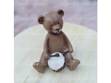 macko sediaci s bubnom