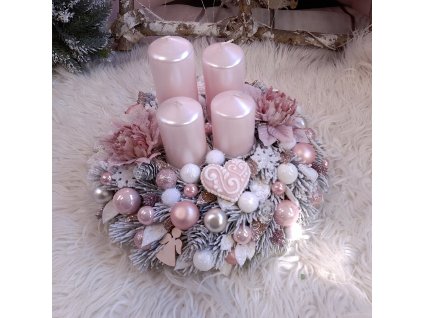 Adventný veniec s kvetmi a perníkovými srdiečkami 30cm