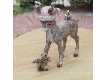 srncek v capici so zvieratkami