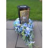 Kvetinový aranžmán bledomodrý so solárnym kahancom60cm