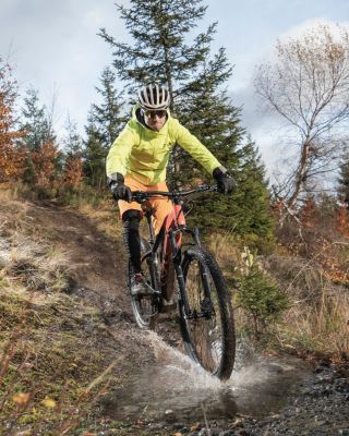 Po weekendzie masz ubłocony rower elektryczny? Podpowiemy, jak go wyczyścić. 🚲 ⚡️ Po jeździe w deszczu: wyłącz system,...