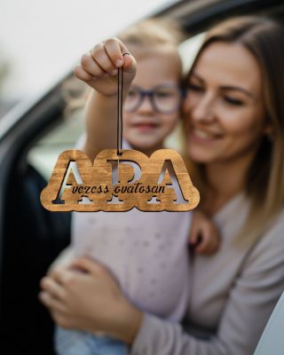 🚗 Ez az illat emlékeztet arra, hogy miért érdemes diszkréten vezetni. 🍀 A család a legnagyobb kincs, ami minden apukára...