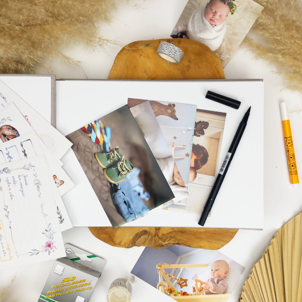 Fotoalbum se jménem pro miminko a krabice na vzpomínky