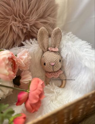 Háčkované chrastítko králíček 🐰 ideální jako dárek k narození holčičky či první hračka pro miminko 🩷 malá velikost, tak...