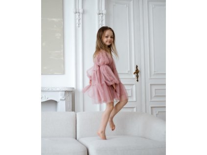 Luxusné šaty s bodkovaným tylom