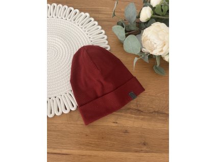 Vínovo červená čiapka