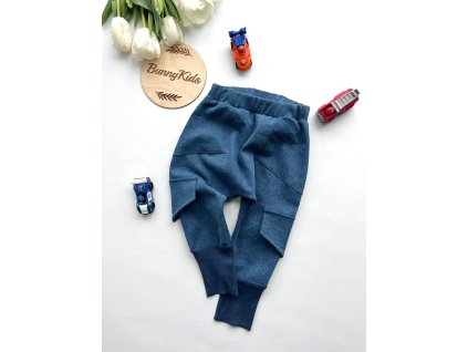 Riflové bavlnené rastúce tepláky