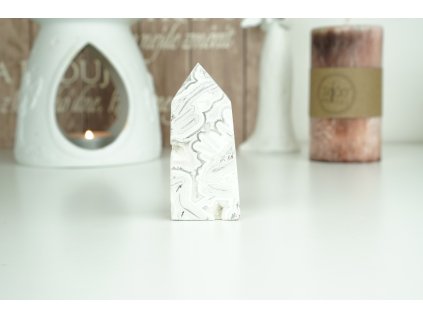 Obelisk z bílého Achátu s krystalky