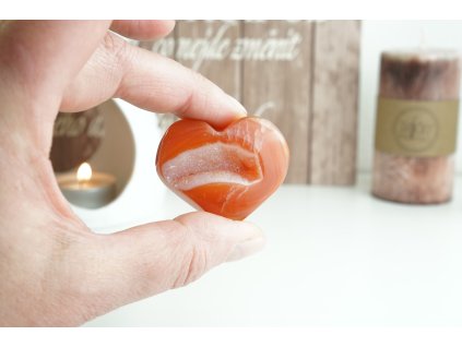 Karneol - srdíčko s krystalky