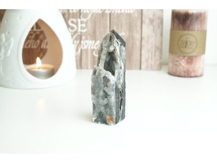 Sfalerit – broušený obelisk s krystalky