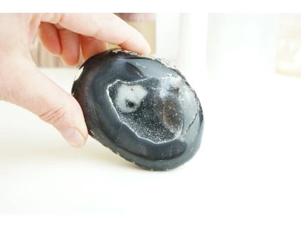 Achátová geoda – tmavě šedá