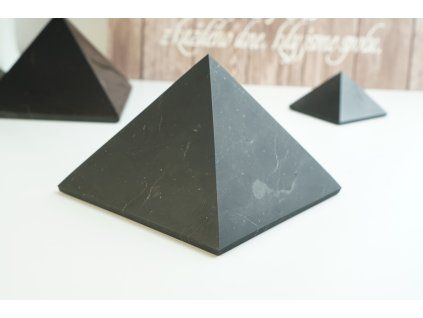 Šungit pyramida 10 cm - matná