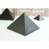 Šungit pyramida 10 cm - matná