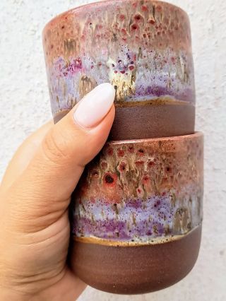 Přípravy na sobotní trh v Bechyni jsou v plném proudu. Mezi záplavou jasných barev bude i pár kousků na tmavší hlíně,...