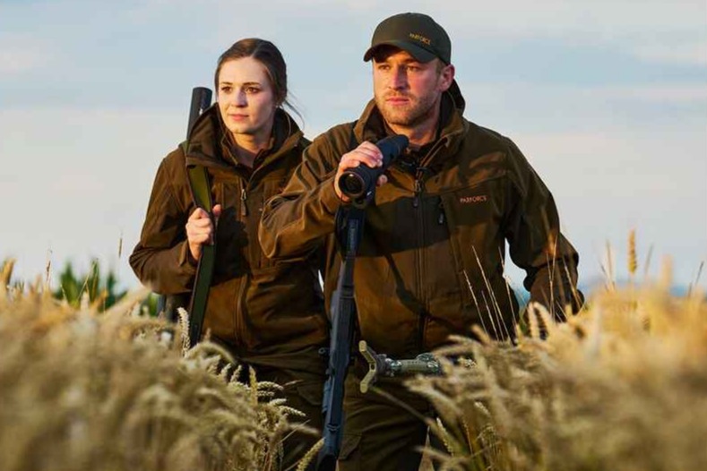 Tichý pohyb v lese: materiály a střihy, které neruší zvěř