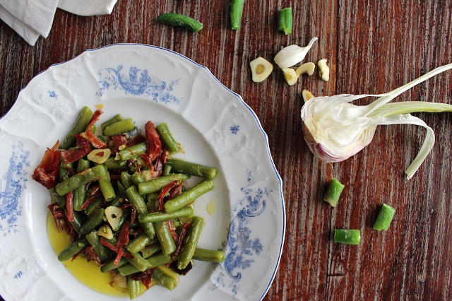 Přemýšlíte, na co použít náš sherry ocet v kombinaci s olivovým olejem? Carlos je dává třeba na zelené fazolky s jamónem.