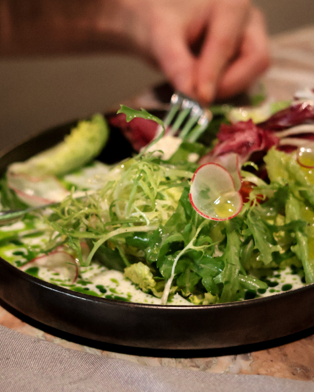 Salát s burratou, rajčaty a zeleným olejem podle Ládi Vaníčka z restaurace Mlýnec