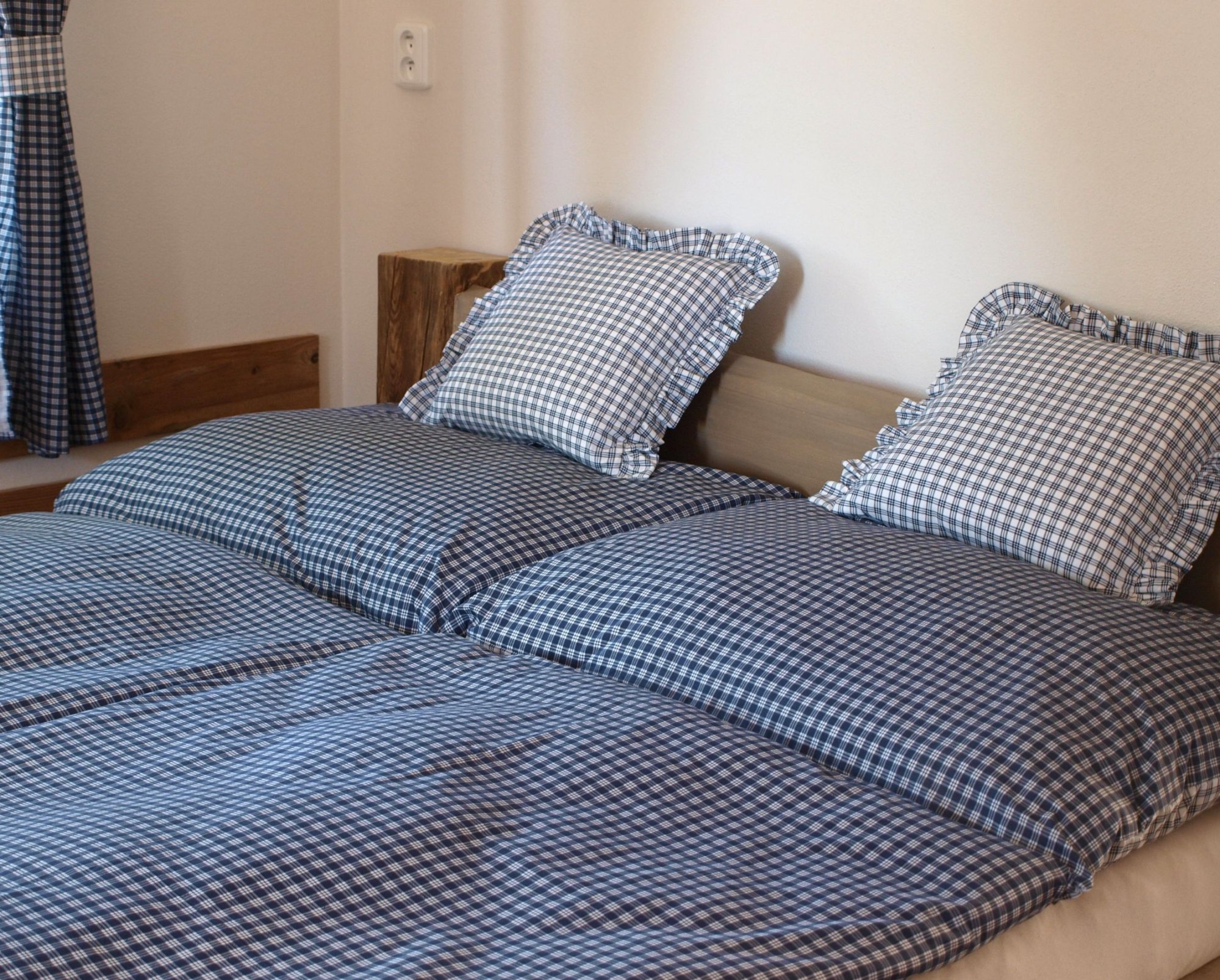 Tradiční kostkované povlečení ve venkovské farmě