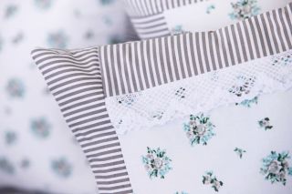 Bavlněné povlečení BOUQUET se šedým proužkem 🩶🤍 Elegantní kombinace vzorů pro útulnou ložnici. Doplňkové polštářky šijeme...