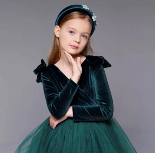 Elegantné šaty pre dievčatá na jeseň a zimu – slávnostné možnosti pre rodinné oslavy