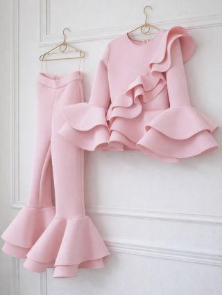 Jemné volány, nežná ružová farba vytvárajú rozprávkový outfit, v ktorom sa každé dievčatko cíti výnimočne. Elegantný, no...