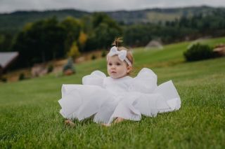 Ďakujeme našej zákazníčke @betkarybovic za tieto nádherné fotky. 💕 Malá princezná v našich Barbie šatách vyzerá jednoducho...