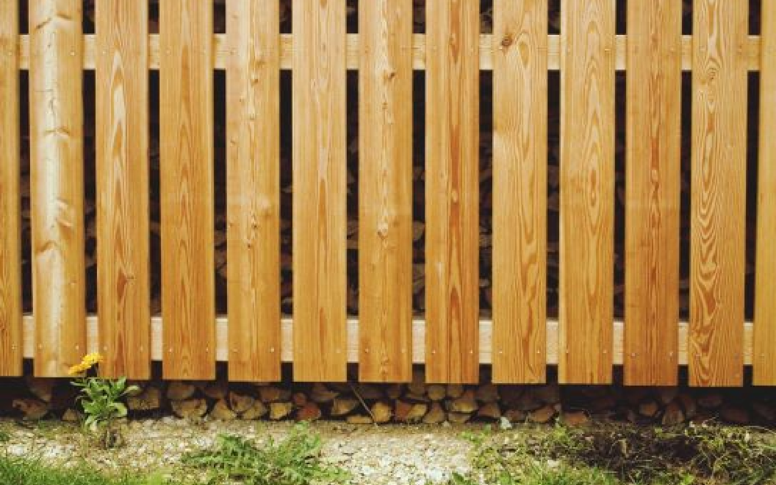 Jaro ve Vaší rozkvetlé zahradě: Krok za krokem k dokonalému plotu ze smrkových plotovek