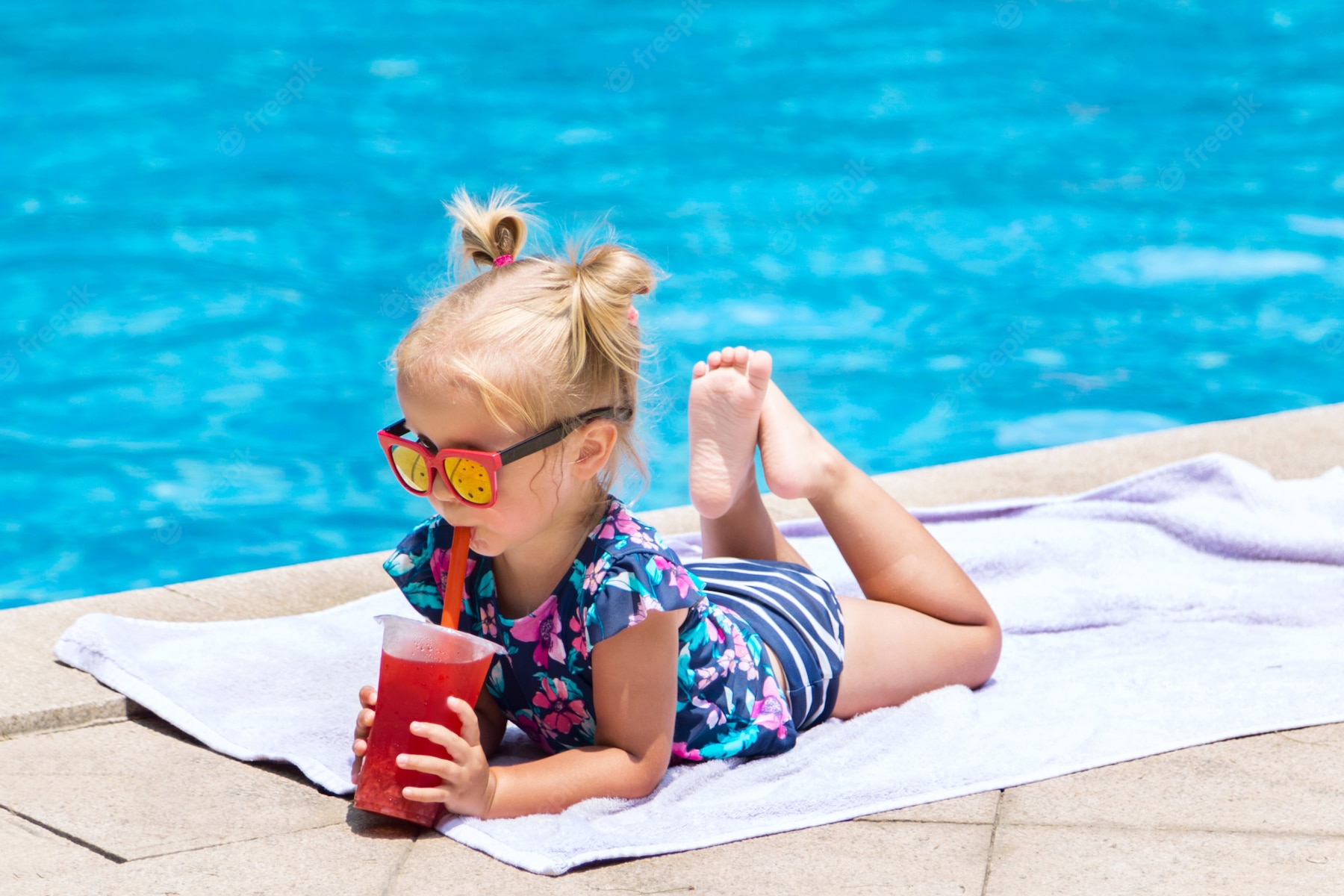 little-girl-with-fresh-cocktail-swimming-pool-summer-day_107592-218